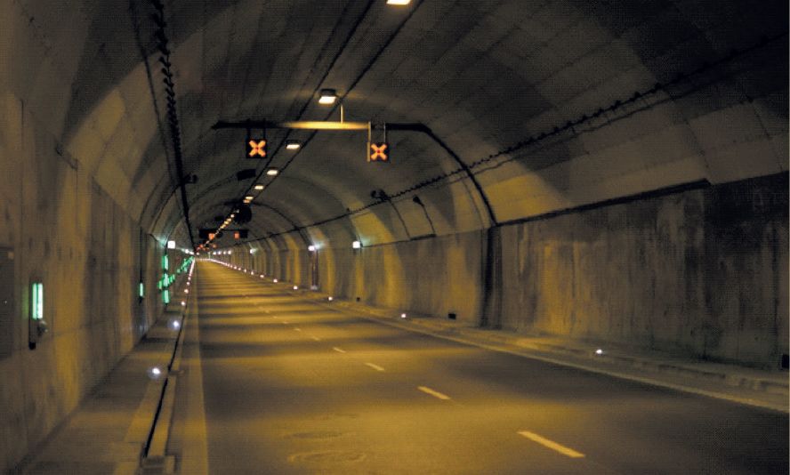 Rys. 3a. Tunel pod Martwą Wisłą w Gdańsku - po prawej jego stronie nad chodnikiem widać podłużne nawiewniki wentylacji poprzecznej; fot. archiwum autorów (M. Król, A. Król)