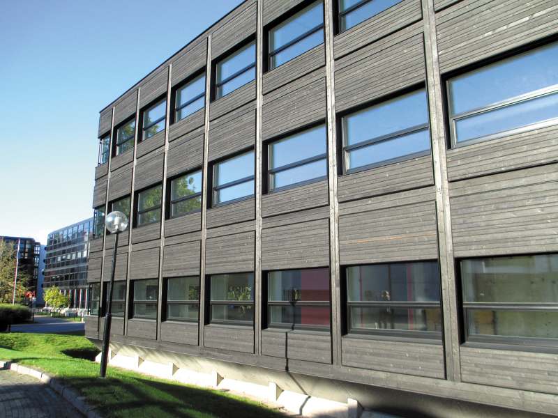 Fot. 2b. Mocno przeszklona fasada w biurowcu Power House Kjørbo; fot. J. Sowa