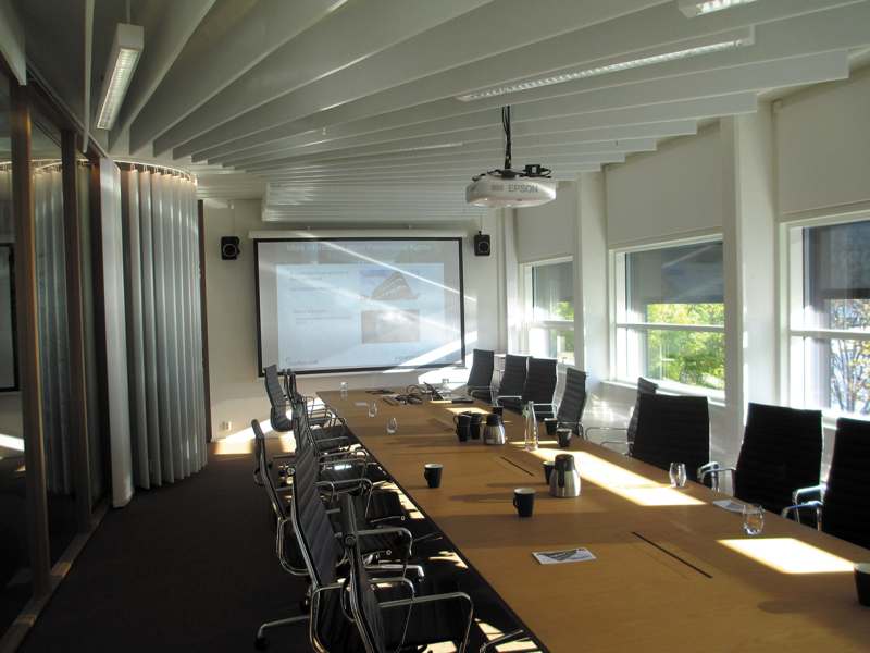 Fot. 4a. Przykład aranżacji przestrzeni przeznaczonej do różnych celów w biurowcu Power House Kjørbo: na zdjęciu sala konferencyjna; fot.: J. Sowa