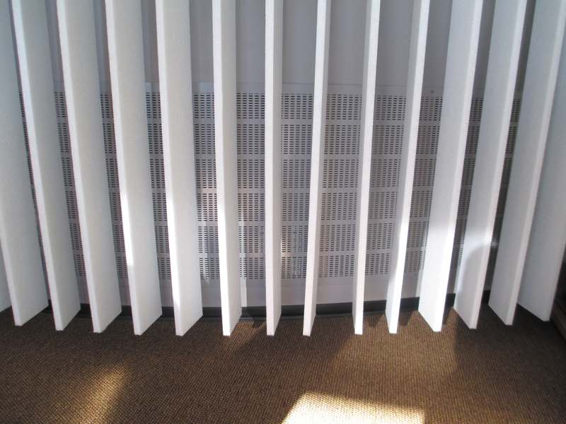 Fot. 5a. Przykład rozwiązania nawiewu i wywiewu powietrza w pomieszczeniu biurowca Power House Kjørbo. Pomieszczenie przylega do trzonu komunikacyjnego, którym rozprowadzane jest powietrze: widoczny nawiewnik wyporowy; fot. J. Sowa