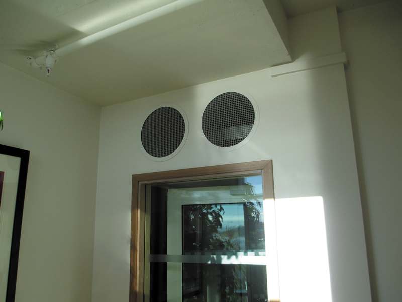 Fot. 5b. Przykład rozwiązania nawiewu i wywiewu powietrza w pomieszczeniu biurowca Power House Kjørbo. Pomieszczenie przylegającym do trzonu komunikacyjnego, którym rozprowadzane jest powietrze: widoczne kratki wyrównawcze do przestrzeni hallu; fot. J. Sowa