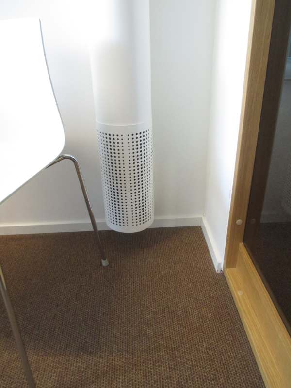 Fot. 6a. Przykład rozwiązania nawiewu i wywiewu powietrza w pomieszczeniu biurowca Power House Kjørbo oddalonym od trzonu komunikacyjnego, którym rozprowadzane jest powietrze: widoczny nawiewnik wyporowy; fot. J. Sowa