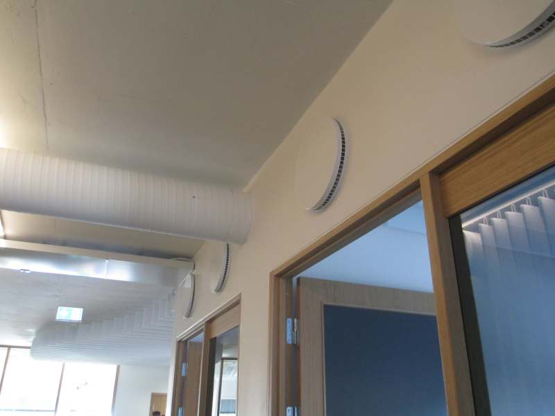 Fot. 6b. Przykład rozwiązania nawiewu i wywiewu powietrza w pomieszczeniu biurowca Power House Kjørbo oddalonym od trzonu komunikacyjnego, którym rozprowadzane jest powietrze: widoczne kratki wyrównawcze do przestrzeni hallu oraz przewód nawiewny; fot. J. Sowa