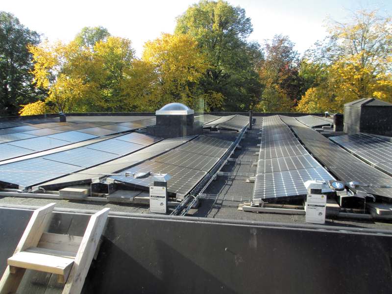 Fot. 8. Panele fotoelektryczne zamontowane na dachu budynku Power House Kjørbo; fot. J. Sowa