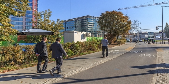 Warszawa walczy ze smogiem, dzięki chodnikom
