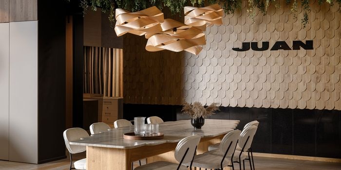 „Wejdź do domu” – inspiracyjna przestrzeń showroomu JUAN z produktami Geberit