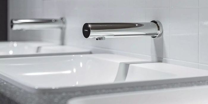 Bezdotykowe wyposażenie łazienek ogólnodostępnych – wyzwania