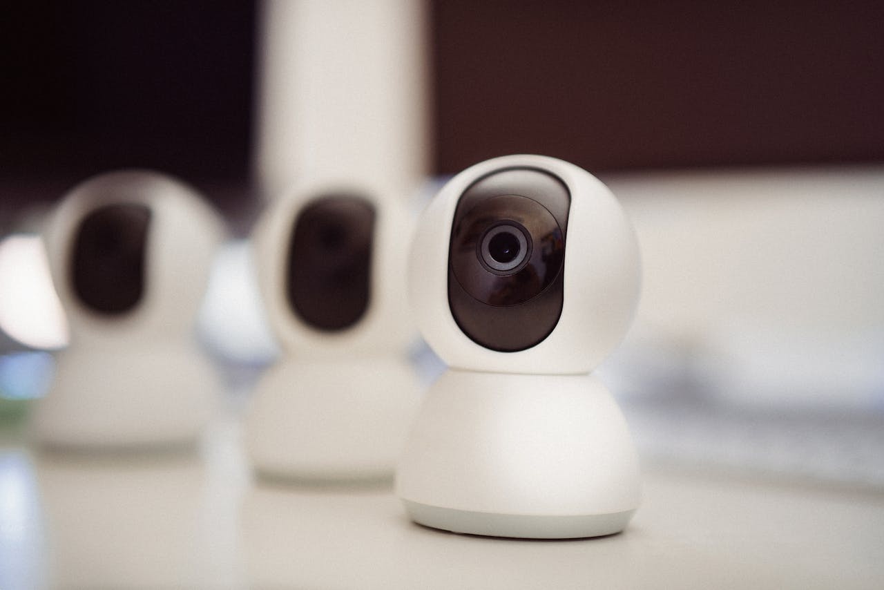 Hikvision w instalacjach monitoringu – co warto wiedzieć o portfolio kamer, rejestratorów i standardach kompatybilności?