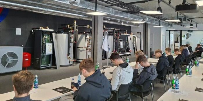 Tu kształcą się kadry pomp ciepła! Pierwsze pół roku z BCU „Pompy Ciepła i Płytka Geotermia”