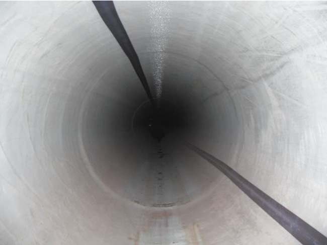 Fot. 5. Zrehabilitowany kanał sanitarny nasączony żywicą poliestrową DN 500 mm; fot. archiwum własne autora (J. Kozicki)