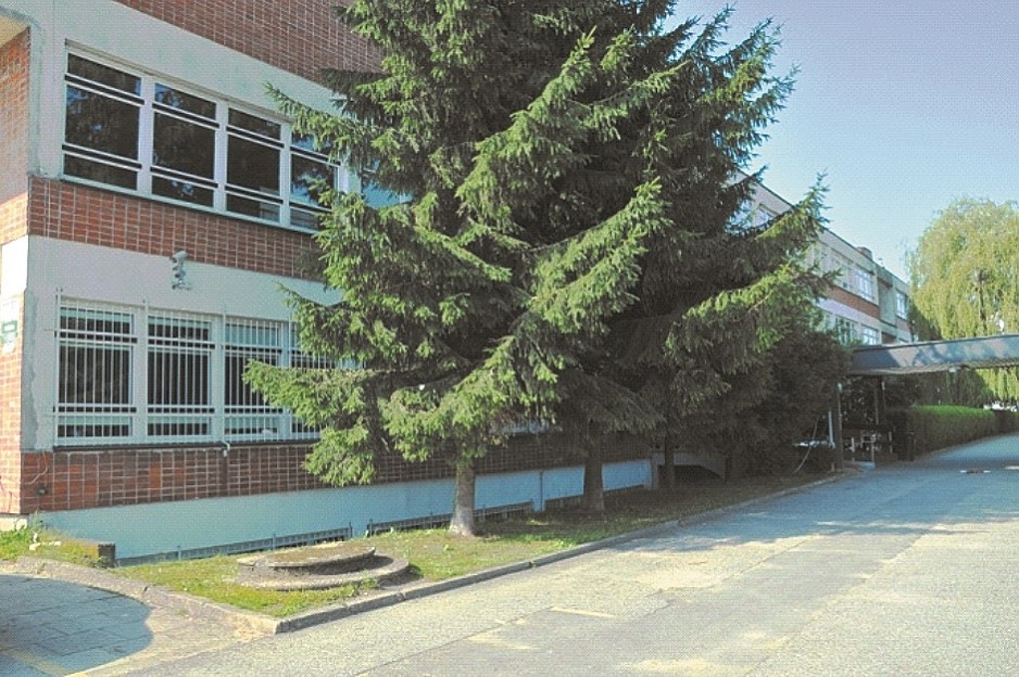 Fot. 1. Elewacja wejściowa budynku Wydziału Budownictwa i Inżynierii Środowiska (część A i A1 przed termomodernizacją)