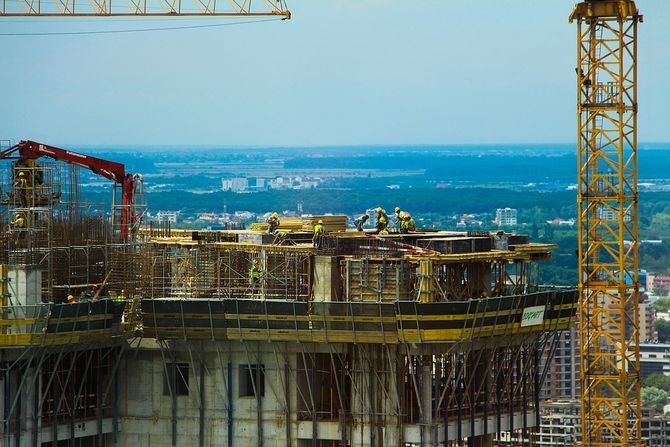 Zmiany wymagań dotyczących spełnienia zakładanych w Warunkach Technicznych poziom&oacute;w charakterystyk energetycznych dla budynk&oacute;w wznoszonych od 2017 roku i planowanych na 2021 rok niosą konsekwencje finansowe.
Fot. archiwum redakcji RI