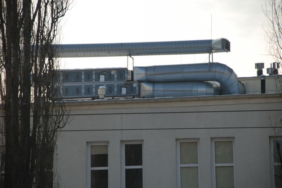 Centrala oraz instalacja klimatyzacyjna zostały wykonane tak, że pomimo swej lokalizacji są w ałości widoczne "z terenu", szpecąc budynek