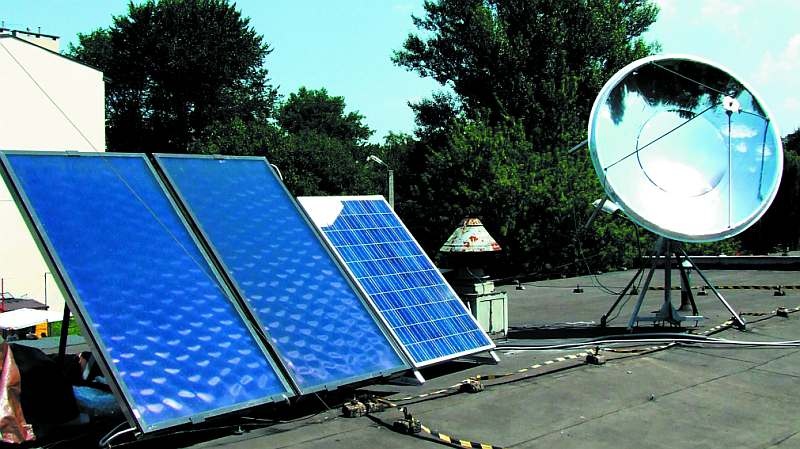 Fot. 1. a) układ hybrydowy kolektorów słonecznych i koncentratora (bez zamocowanego odbiornika);
b) odbiornik (przed pokryciem powierzchnią absorbującą). Energia z panelu fotowoltaicznego służy
do celów pomocniczych