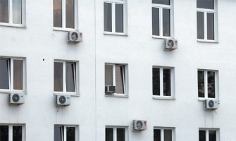 Klimatyzatory na ścianie budynku
WJ