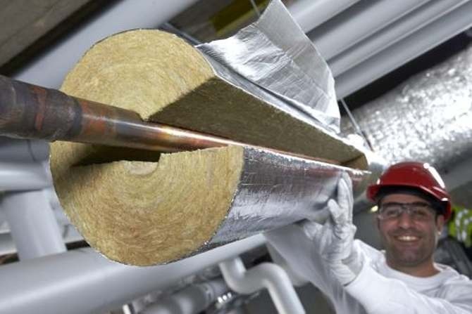 Przykład otuliny z wełny skalnej pokrytej zbrojoną folią aluminiową z zakładką samoprzylepną, przeznaczonej do izolacji termicznej i akustycznej rurociąg&oacute;w grzewczych, c.o., parowych, wody użytkowej, a także przewod&oacute;w klimatyzacyjnych.
Fot. Paroc