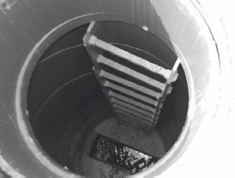 Fot. 2. Skorodowana studzienka betonowa została wymieniona na studzienkę z tworzywa sztucznego
