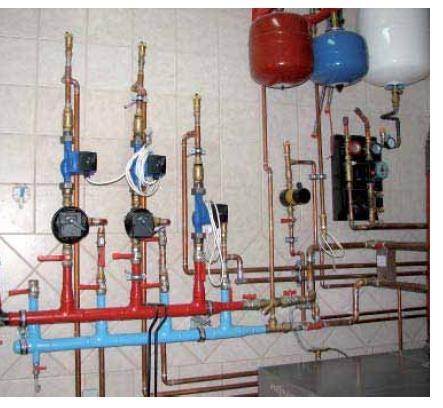  Rozdzielacz z zespołami pompowo-mieszającymi