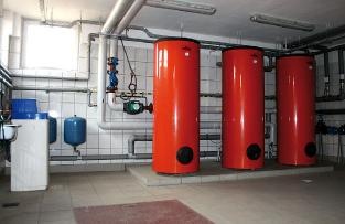 Fot. 3. Układ przygotowania c.w.u. stanowi
bateria 3 podgrzewaczy pojemnościowych