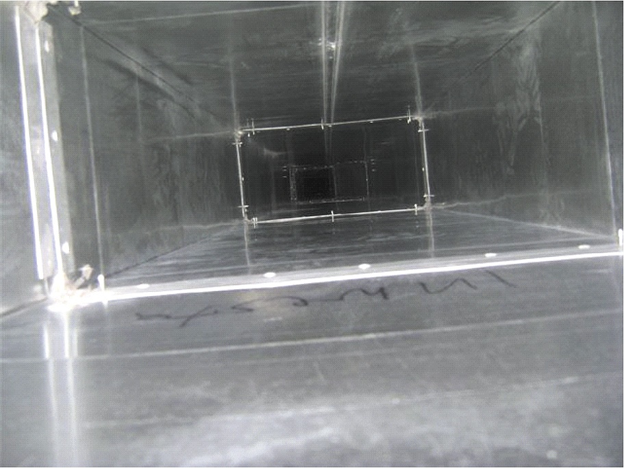 Widok kanału wentylacyjnego metalowego prostokątnego po czyszczeniu.