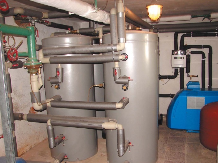 Fot. 1. Widok kotłowni olejowej i zasobników ciepłej wody po modernizacji instalacji