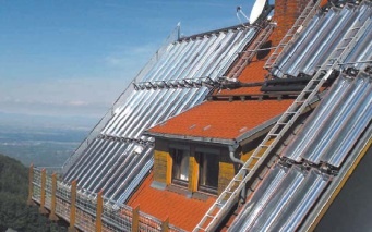 Fot. 7. Kolektory z lustrem koncentrycznym zamontowane na dachu budynku