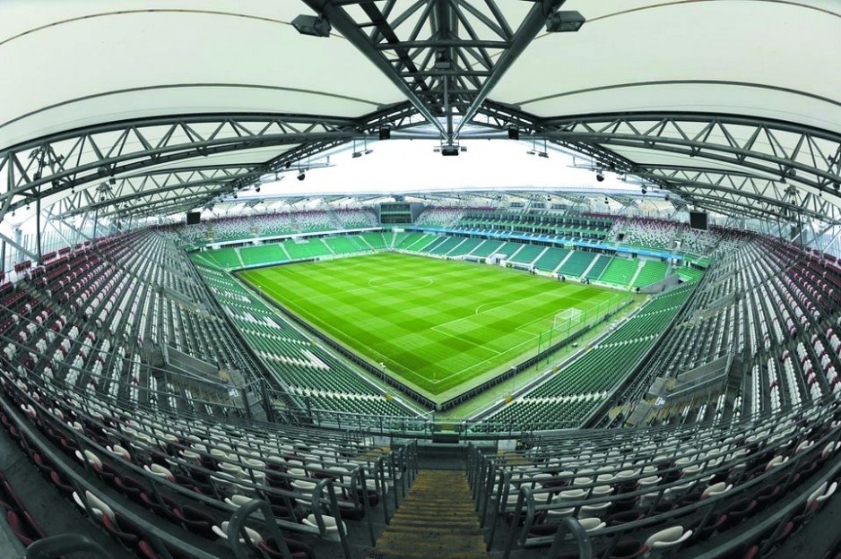 Stadion Wojska Polskiego w Warszawie
(Pepsi Arena): Inwestycja: 2004 r., prace ziemne na pow. około 8000 m2, montaż 26 km rur grzewczych
RAUTHERM z PE-Xa, układ Tichelmanna z  ozdzielaczem z rur preizolowanych DN 150, ułożenie tunelowego drenażu ssąco-.