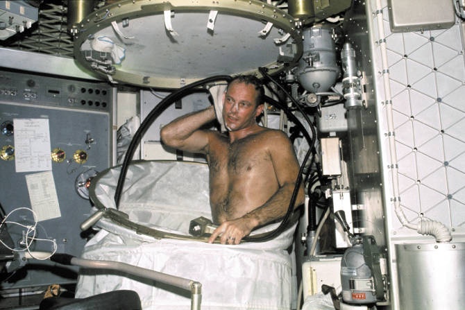 Pierwszy prysznic zainstalowany w obiekcie kosmicznym (Skylab)
Fot. www.archive.org/details/sl3-108-1295