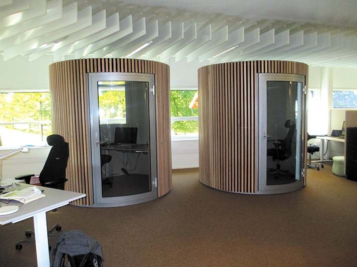 Fot. 4c. Przykład aranżacji przestrzeni w biurowcu Power House Kjørbo przeznaczonej do różnych celów: na zdjęciu boksy do tele- i wideokonferencji