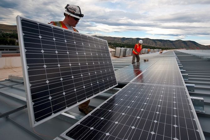 Podczas montażu systemu fotowoltaicznego należy przestrzegać norm i zasad z zakresu instalatorstwa elektrycznego.