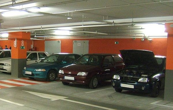 Rzut oka na stanowiska parkowania w typowym parkingu podziemnym zlokalizowanym w budynku wielomieszkaniowym
Fot. J. Sawicki