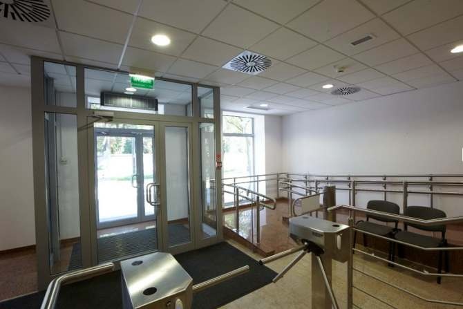 Wnętrze obiektu biurowego wyposażone w system wentylacyjno-klimatyzacyjny (Urząd Stołeczny Miasta Warszawy)
Flowair