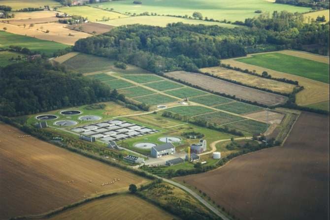Widok z lotu ptaka na komunalną oczyszczalnię ściek&oacute;w w Kolding (Dania). Zainstalowano tu największy system trzcinowy obsługujący 125 000 RLM. &Oacute;w system pozwala unieszkodliwiać przeszło 2000 ton suchej masy osad&oacute;w w ciągu roku.
Fot. http://waterandcarbon.com.au/project_category/ sludge-treatment-reed-beds/ (1.03.2018)