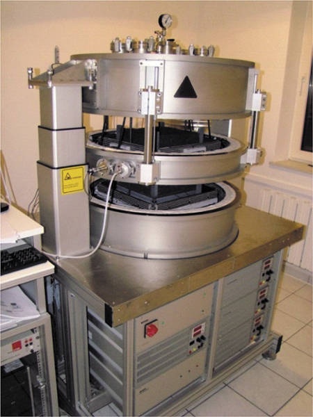 Fot. 1.Aparat z osłoniętą płytą grzejną GHP 456
Titan (zakres temperaturowy T mean od –160
do 700°C) do pomiarów wyrobów płaskich