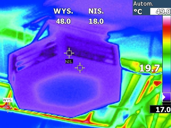 Fot. 2a. Zdjęcia termograficzne badanego urządzenia podczas upalnego dnia: temperatura nawiewu ok. 18°C przy temperaturze powietrza zewnętrznego ok. 30°C i temperaturze elementów dachu niemal 50°C