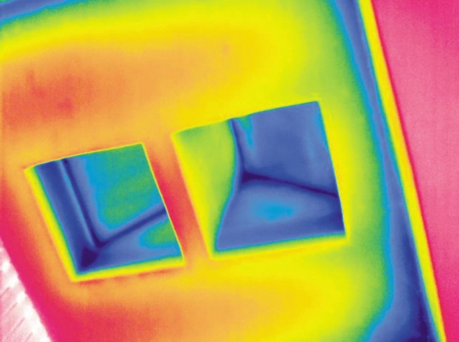 Fot. 2. Duże nierównomierności pola temperatury na powierzchni wewnętrznej (fragment stropodachu ze świetlikami w części A)