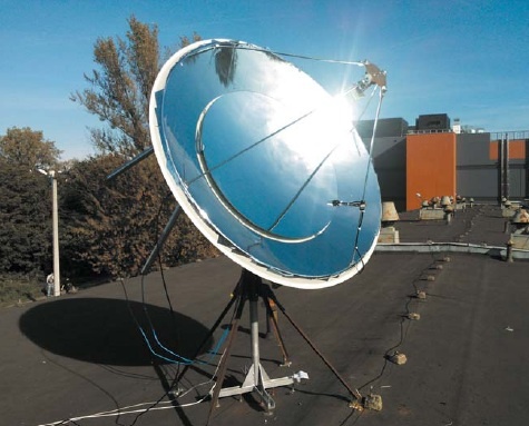  Koncentrator promieniowania słonecznego na dachu budynku 