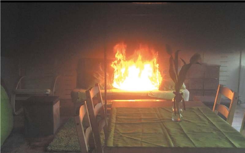 Fot. 2. Pożar testowy nr 1 – pożar rozwijający się
na kanapie (faza rozgorzenia)
