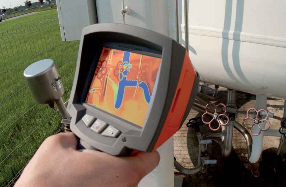 Połączenie obrazu rzeczywistego i termograficznego – widok instalacji ciepłowniczej z zaworami