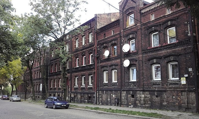 Fot. 2. Przykładowe budynki wielorodzinne na terenie Chorzowa i Siemianowic Śląskich; fot. archiwum autora (A.Miros)