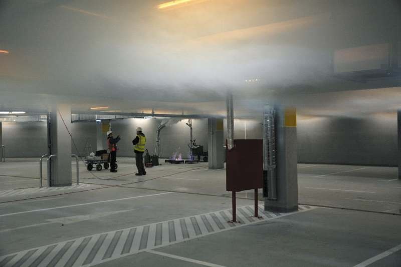 Rys. 4. Początkowa faza testu z gorącym dymem w garażu podziemnym przy mocy pożaru ok. 300 kW
