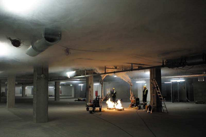 Rys. 5. Dwie warstwy dymu w garażu podziemnym przed uruchomieniem się wentylatorów strumieniowych