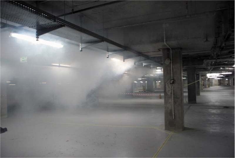 Rys. 6. Prędkość krytyczna powietrza powodująca zatrzymanie rozprzestrzeniania się dymu w garażu podziemnym wyposażonym w system wentylacji pożarowej z wentylatorami strumieniowymi