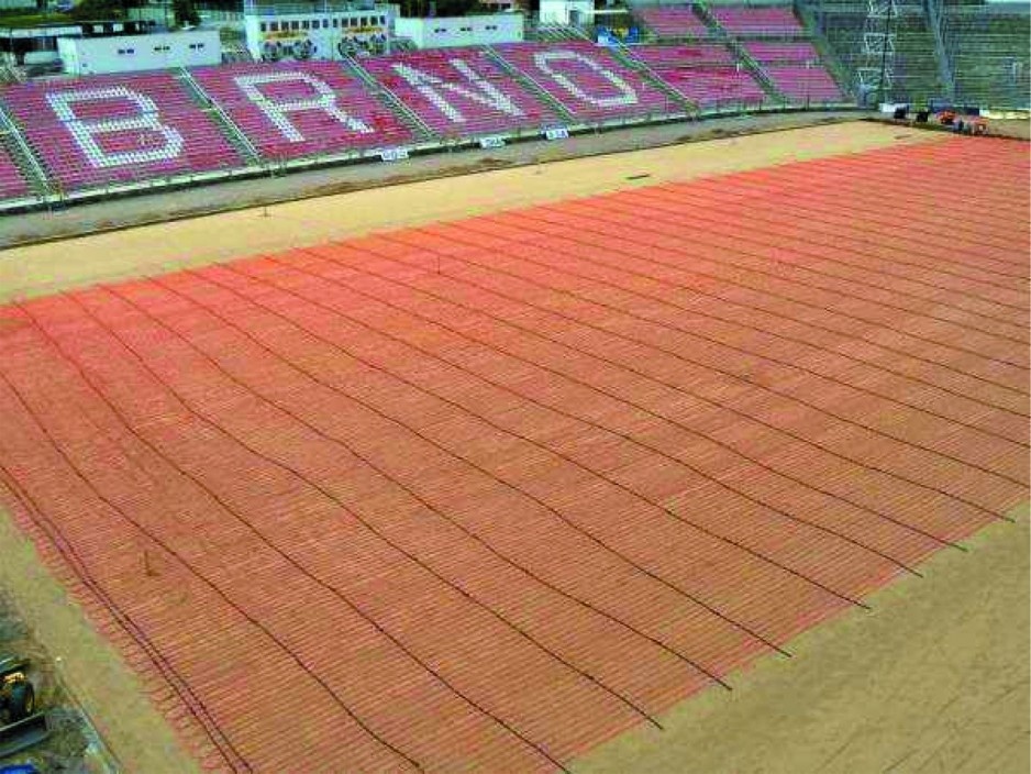 Stadion FC Brno (Czechy): Rok inwestycji: 2008; Powierzchnia: 9440 m2; Rozdzielacze: Meltaway Uponor PE-X 25×2,3 mm; Łączenie rur: za pomocą złączek Rosex; Materiał rur: HDPE – polietylen czarny odporny na promieniowanie UV oraz zjawisko korozji; System .