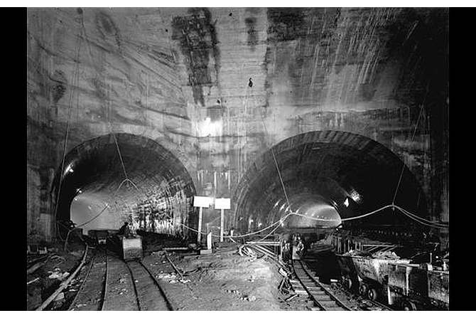 Archiwalne zdjęcie wnętrza budowanego tunelu drogowego Queensway pod rzeką Mersey łączącego Birkenhead i Liverpool pod rzeką Mersey, kt&oacute;ry otworzył kr&oacute;l Jerzy V w lipcu 1934 roku; to najdłuższy tunel drogowy w Wielkiej Brytanii (3,6 km).
arch. merseytravel