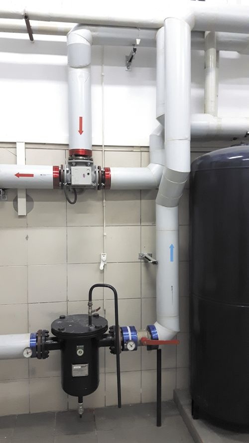 Fot. 3. Zawór trójdrożny i magnetoodomulacz
na instalacji c.o.; fot. archiwum autora (J. Kozicki)