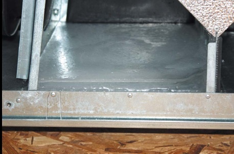 Fot. 2. Zamarznięta taca ociekowa w centrali z nieogrzewanym odpływem skroplin zamontowanej na nieogrzewanym poddaszu