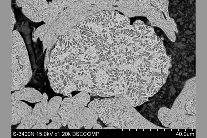 Widoczny przekr&oacute;j przez fragment powłoki cynkowo-aluminiowej. Zdjęcie pochodzi z badań wykonanych skaningowym mikroskopem elektronowym Hitachi S-3400.
Fot. archiwum autor&oacute;w (W. Dąbrowski, A. Wassilkowska)
&nbsp;