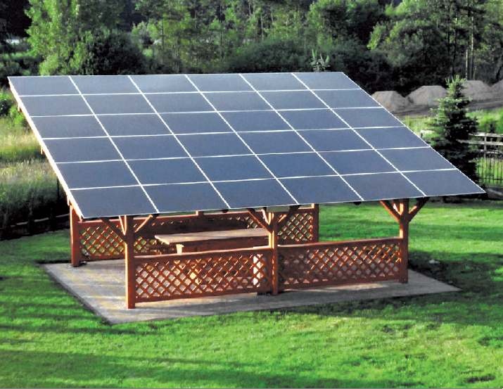 Fot. 2. Widok instalacji PV na drewnianej wiacie
obok budynku
