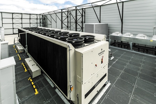 Dach centrum danych Data Centre 2 firmy Beyond.pl (Poznań). Zastosowano opatentowany agregat 
adiabatyczny firmy Vertiv (d. Emerson)